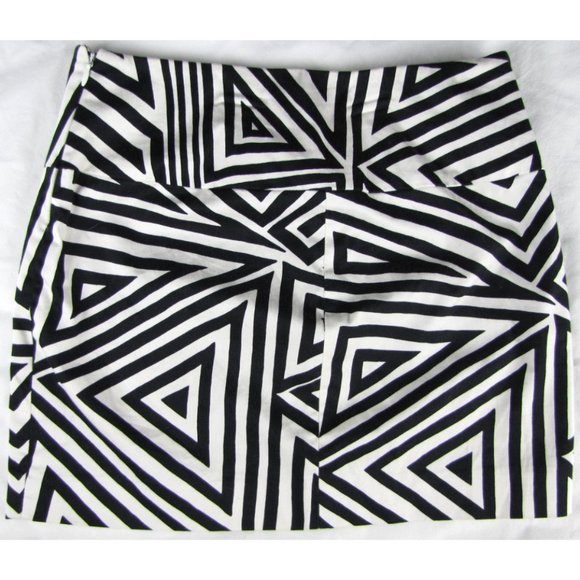 SALE! Abstract Black White Short Mini Skirt - Picture 2 of 3